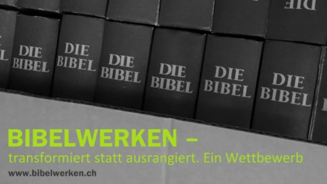 Mehrere Ausgaben der Bibel mit schwarzem Cover.