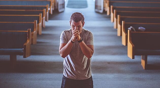 Körperhaltungen: Der Körper wird in der Liturgie gefordert!